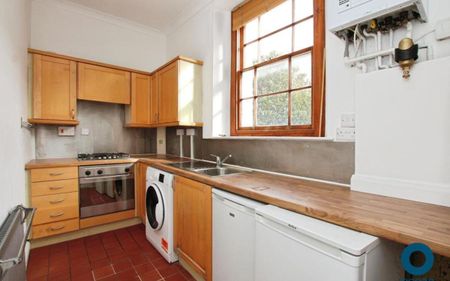 A first floor, unfurnished apartment on the popular Sydenham Hill. The property has communal parking and has a tri-aspect allowing lots of natural light. - Photo 5