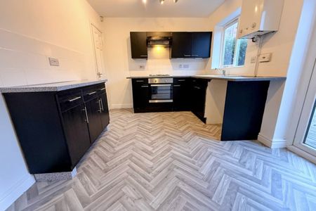 Maizebrook, Dewsbury, West Yorkshire - Photo 4