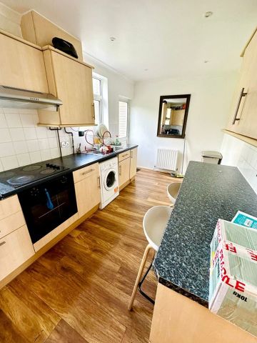 Room in a Shared House, Whatley Acenue, SW20 - Photo 3