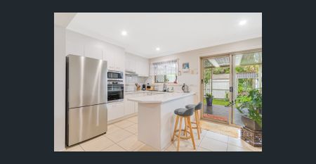 TOWNHOUSE LOCATED IN THE POPULAR "KIRRA SHORES" - Photo 4