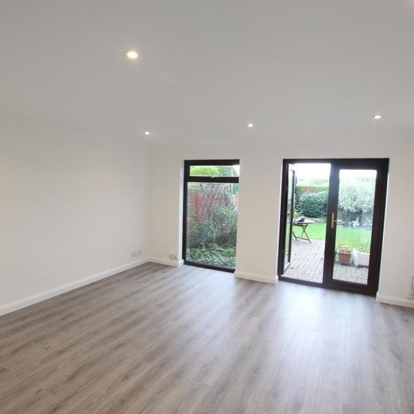 Meadway Drive, Addlestone - 3 bedrooms Property for lettings - Seymours - Photo 1