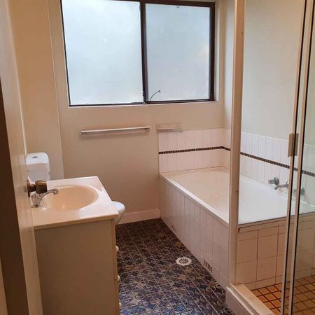 Modern 2-Bedroom Unit in North Parramatta - Photo 4