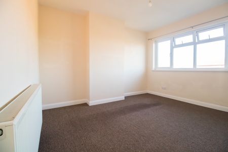 3 Bed Semi-Detached House, Roehampton Drive, LE18 - Photo 2