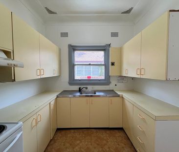 Family-Friendly Home in Convenient Kirrawee Location - Photo 5