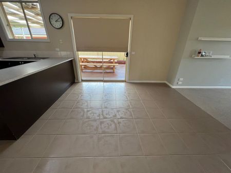 Classic 3Br Family Home in Point Cook! - Photo 3