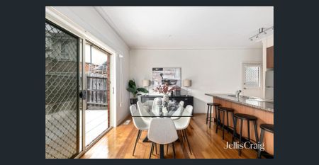 Spacious Three-Bedroom Townhouse with Double Garage - Photo 2
