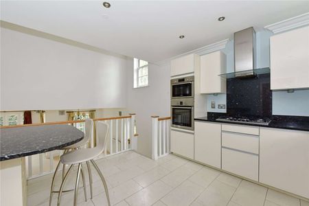 Well presented, four bedroom / three bathroom town house in a desirable location to the West of Marlow High Street. - Photo 5