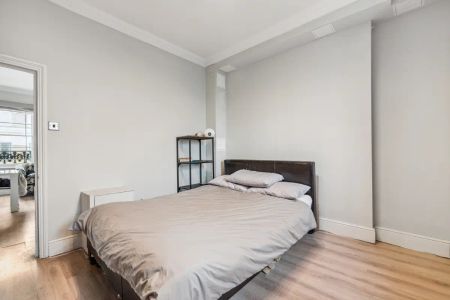 3 bedroom flat in Islington - Photo 4