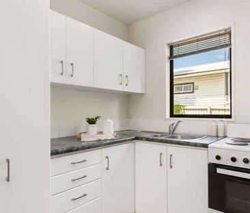 Three Bedroom Townhouse in Prime location! - Photo 2