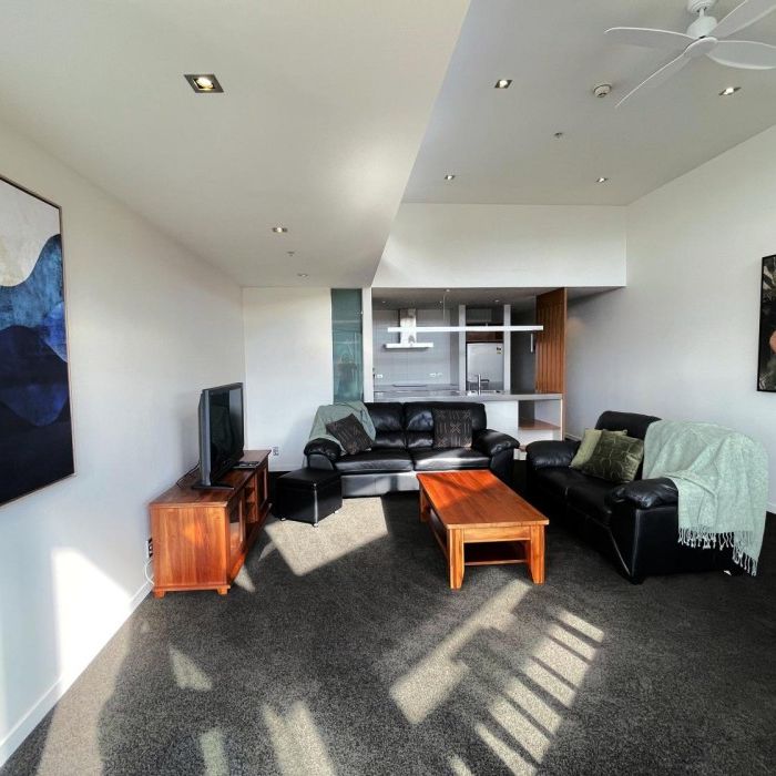 Penthouse apartment with Marina views - Photo 1