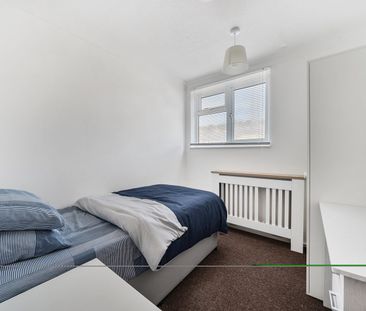 Terraced House to rent - Henry Street, Chatham, ME4 - Photo 2