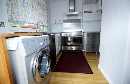 4 Bedroom House - End Terrace To Let - Photo 3