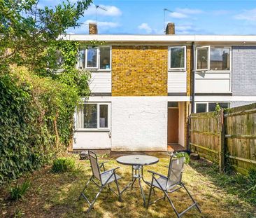 A well-presented three bedroom house, with a large garden - Photo 6