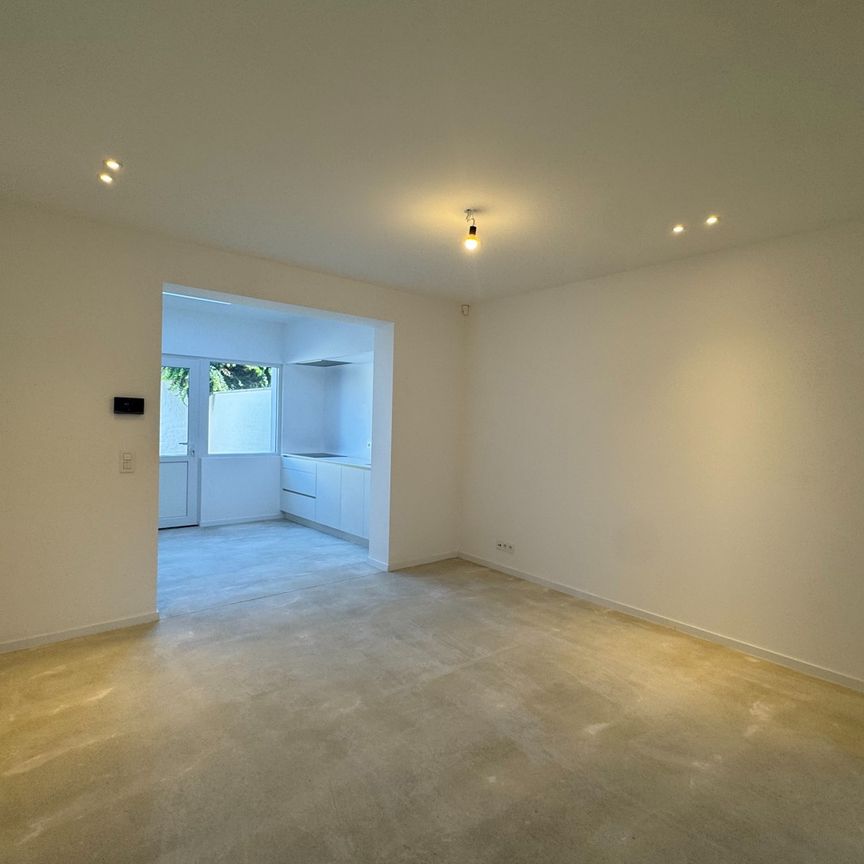 Te huur: volledig gerenoveerde, lichtrijke woning aan het water - Photo 1