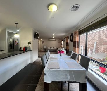 Family-Friendly Home with Modern Kitchen and Secure Parking - Photo 5