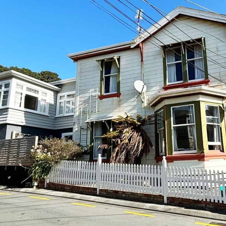 Easy living in Mt Vic - Photo 1