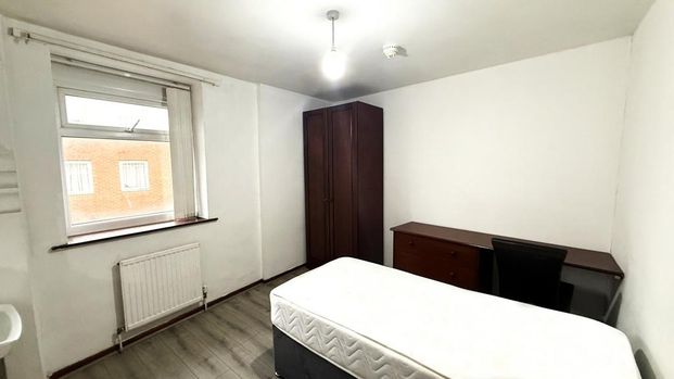 1 bedroom in a house share to rent - Photo 1