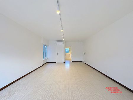 Gelijkvloers appartement met 2 slaapkamers, ruime garage en tuin - Foto 2