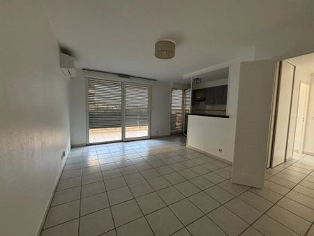 Location Appartement 2 pièces 41m² ST LAURENT DU VAR 06700 - Photo 2