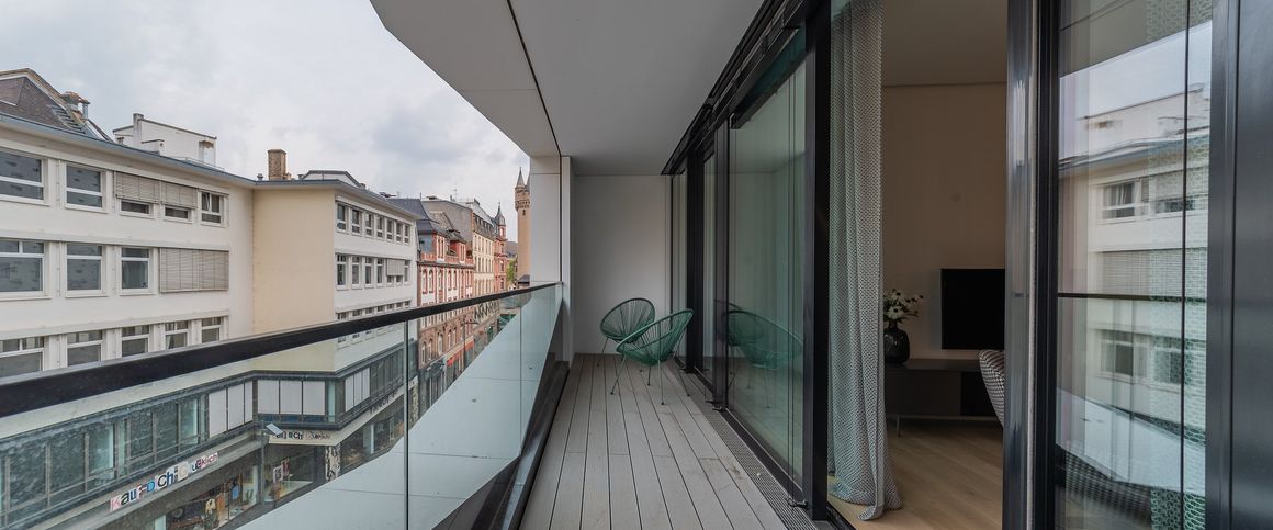 City-Residence: Frankfurt City: Exklusive 2-Zimmer-Wohnung mit Balkon und Tiefgaragenplatz - Foto 1