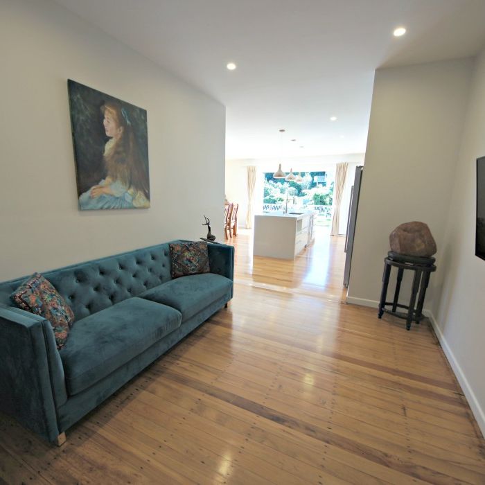 A stunning 5 bedroom, 3 bathrooms furnished family home with views to WOW - Photo 1