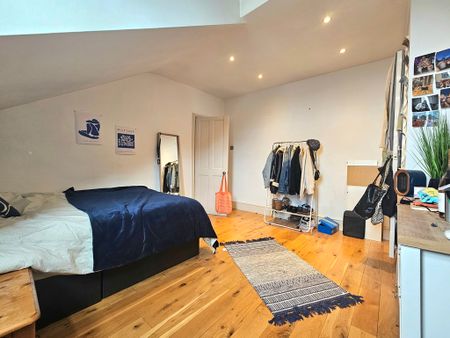 4 Bedroom Semi-Detached House, Dents Road, London - Photo 4