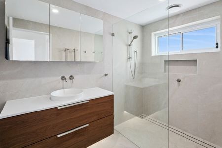 BOUTIQUE FULLY RENOVATED BEACHFRONT APARTMENT WITH PANORAMIC OCEAN VIEWS - Photo 5