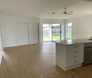 Modern 4 Bedroom House in River Oaks Estate *3 MONTH LEASE ONLY* - Photo 4