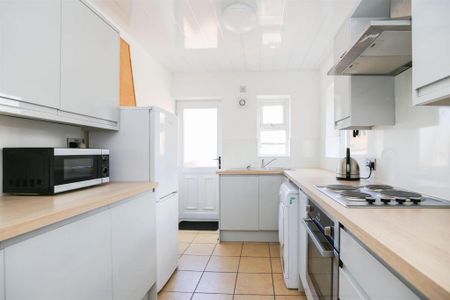 3 bedroom flat to rent - Photo 5