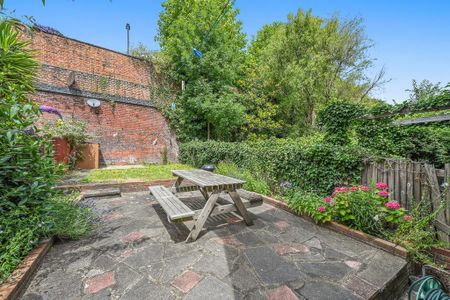1 bedroom in a house share to rent - Photo 3