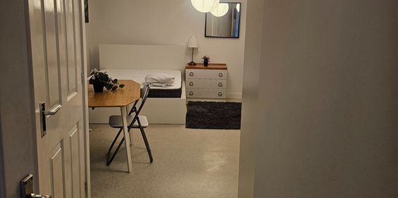 Room in a Shared House, Valentia Road, RG30 - Photo 3