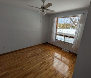 Spacieux 6 et demi climatisé au bas d’un duplex avec cour privée et... - Photo 1