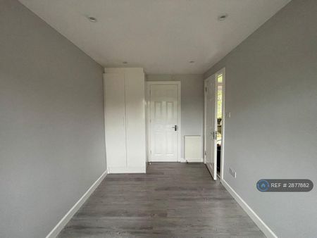 4 bedroom semi-detached house to rent - Photo 3