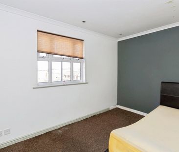 2 Bed Flat, Conifer Court, IG1 - Photo 2