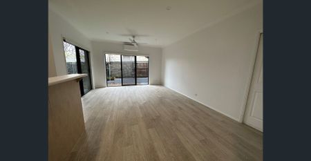 Central Location - 4 bedroom 2.5 bathroom townhouse - Photo 2