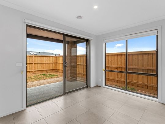 “Spacious 4 Bedroom Family Tarneit Home in the well sought after Stadio United Estate" - Photo 1