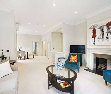 A charming three bedroom apartment in a prime Chelsea location with... - Photo 5