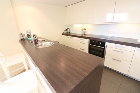 2 Bed Flat, Salamanca Place, SE1 - Photo 5