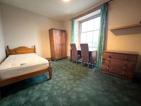 3 bedroom flat to rent - Photo 4