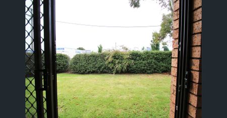 Bedsitter - Walk to Town - Photo 4