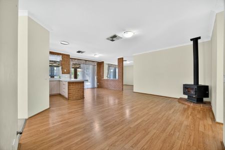 Spacious Family Living In Sought After Erskine - Photo 4