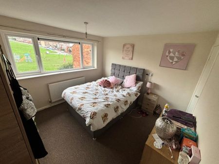 2 bed Flat - To Let - Photo 3