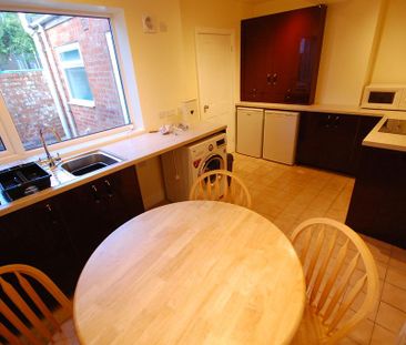 2 bedroom terraced house to rent - Photo 4