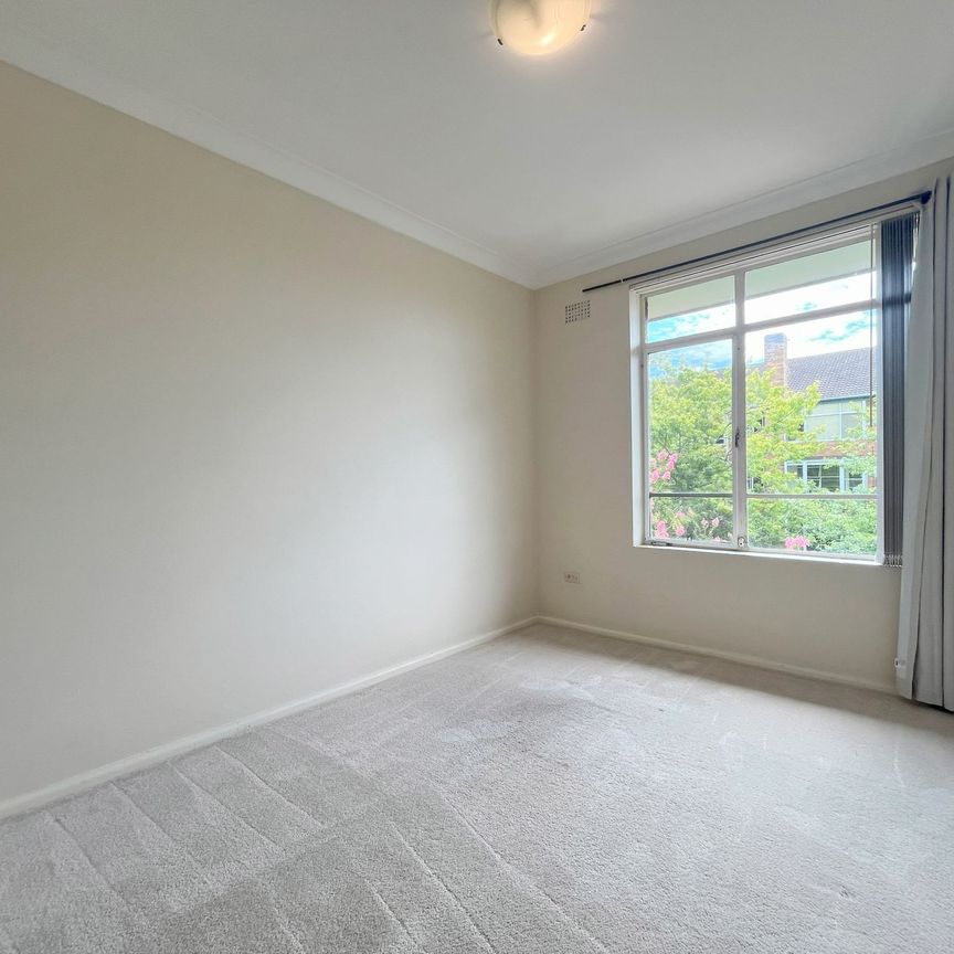 Spacious Apartment in Convenient Location &ast;&ast; Available Now &ast;&ast; - Photo 1