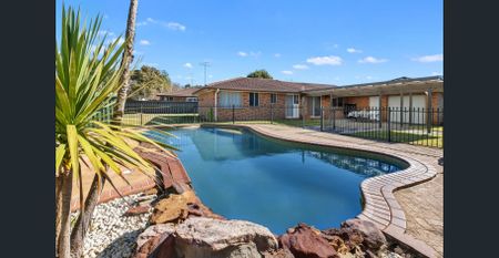 FANTASTIC FAMILY HOME WITH SWIMMING POOL! - Photo 4