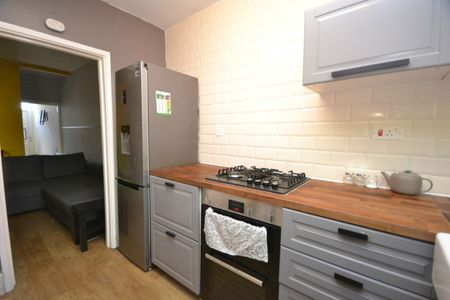 2 bed Mid Terraced House for Rent - Photo 5