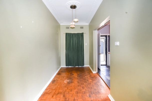 Cottage with Established Gardens & Ideal Location - Photo 1