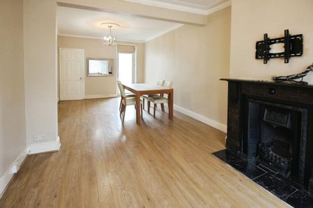 3 bedroom House To Let Total Size: 979 SQ FT - Photo 3