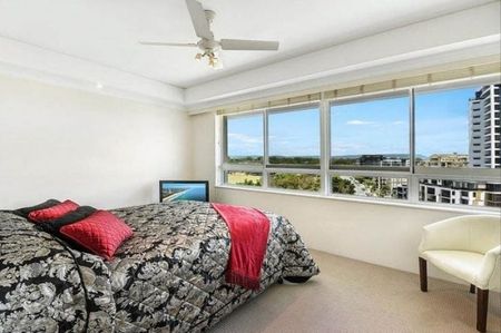 Fully Furnished Apartment for Rent: Experience Modern Living with Scenic Views in Southport. Lease available until June 2026! - Photo 4
