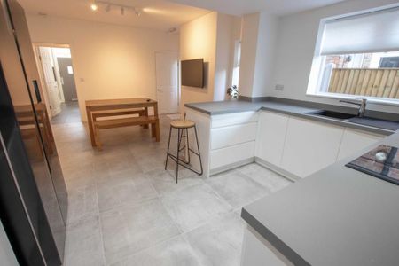 3 bedroom semi-detached house to rent - Photo 2